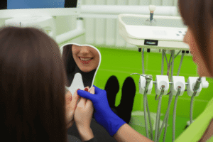 Vai fazer uma cirurgia de implante dentário? Entenda aqui o que esperar 