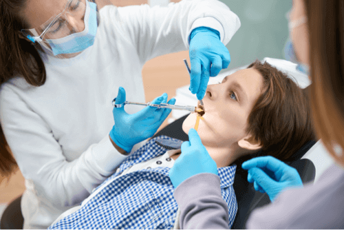 Posso fazer a extração de dente inflamado? Entenda como proceder