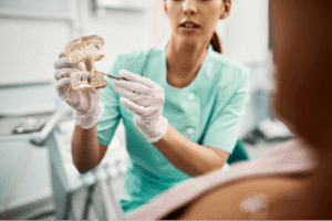 Entenda como é feito o implante dentário  